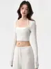 Conjunto de fitness de alta qualidade para mulheres, apresentando design com gola halter, tecido de secagem rápida, visual de duas peças, mangas compridas, material elástico e calças de perna reta adequadas para yoga, Pilates e treino no outono