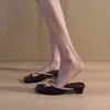 Sandalias de tacón grueso con tira de lazo suave de satén francés y piel de oveja súper suave para mujer, para llevar con faldas