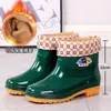 Botas de lluvia cálidas, zapatos de lluvia cortos para mujer adultos, botas de agua de felpa de invierno, zapatos de goma antideslizantes para trabajadores de oficina, zapatos sin cordones para uso en la cocina