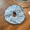 Scrunchie Azul Floral de Camada Dupla Estilo Japonês com Acabamento Preto, Suave e Rejuvenescedor, Versátil para o Dia a Dia, Prendedor de Rabo de Cavalo
