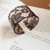 Pulsera Abierta Retro Europea y Americana de Acrílico con Encaje y Estampado de Leopardo, Pulsera Moderna y Única, Joyería de Lujo Ligero y de Gama Alta al por Mayor