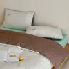 Conjunto de Cama de Quatro Peças Listrado em Cores Blocadas com Textura de Corda, Estilo Minimalista, Absorvente de Umidade, Respirável, Algodão Puro, Macio e Confortável