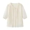B2YY-4050 Camisa de encaje bordado con cuello en V, nuevo estilo francés de verano 2026, manga tres cuartos, top de algodón holgado y favorecedor