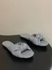 Sandálias de Couro Macio Estilo Francês com Nó Slip-On de Luxo Leve Transfronteiriças Bv Simples Abertas na Ponta Planas Chinelos Femininos Europeus e Americanos Tamanhos Grandes Fornecimento Direto