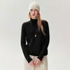Suéter de estilo minimalista 100% cachemira pura para mujer, con cuello alto, mangas largas, un diseño ligero y elegante, perfecto para usar en capas y mantenerse abrigada.