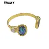 Mpb138 Pulsera Abierta de Latón Chapado en Oro de 18 Quilates con Incrustaciones de Concha de Abulón con Patrón Natural y Perla de Concha Blanca