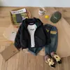 Conjunto de chaqueta recia cortavientos para niño 2026 otoño nueva moda tendencia estilo coreano atuendo de dos piezas para niños pequeños