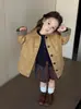 Gabardina para niños, nuevo estilo otoño 2026, moderna y de alta gama, abrigo superior a cuadros de manga larga para bebé