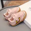 Zapatillas para niños para niñas con cierre de velcro, zapatos casuales con suelas suaves, zapatillas deportivas antideslizantes, versátiles para primavera y otoño, zapatos para niños pequeños