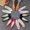Novos sapatos femininos de bico fino, cor doce, estilo europeu e americano, para primavera e outono, tamanho grande, sapatos femininos rasos tamanho grande 2025, camurça de comércio exterior