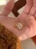 Anillo de Apilamiento de Diamantes Oversize de Lujo Accesible Estilo Medieval Vigilante para Mujer, Versátil, de Gama Alta, Diseño Elegante y Exquisito