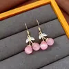 Arete de Ojo de Gato Cereza con Circonita Bañado en Oro Real de 18k Gancho de Arete de Diseño de Nicho Versátil Arete Versátil de Personalidad