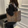 Bolso de mujer de gran capacidad, otoño e invierno 2021, nuevo bolso de hombro moderno y de moda, bolso de mano de diseño sencillo para desplazamientos diarios.