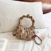 Elegante y ligera bolsa de mano con estampado de lunares y forma de nube, una nueva colección de otoño 2026 con un diseño relajado y minimalista, perfecta como bolso de hombro o bolso cruzado