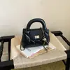 Moda Minimalista Transfronteiriça 2026 Nova Coleção Primavera/Verão Feminina Design de Nicho Exquisito Alta Qualidade Bolsa Quadrada Pequena de Ombro Cruzado