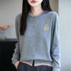 Cardigan de Tricô Gola Redonda Lã Fina Outono Novo 25 Anos Manga Longa Feminino Bordado Combinando Cores Solto Falso Duas Peças Top