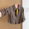 Conjunto Casual de Outono para Bebê com Três Peças Criança Pequena Camisa Retrô Xadrez com Desenho Calça Comprida Conjunto Estiloso para Meninos