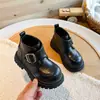 Botines estilo Martin para niños, nueva colección otoño 2026, modelo único, color liso, zapatos pequeños de cuero estilo británico para bebés niñas, botines de una sola pieza de moda para niñas