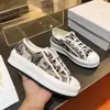 Nuevos Zapatos de Lona con Bordado de Letras Marca D, Suela Gruesa que Aumenta la Altura para Mujer, Tenis Casuales Versátiles con Cordones, Diseño de Alta Gama de Guangzhou