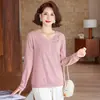 Suéter tejido con botones y cuello en V elegante de otoño para mamá, ropa de otoño para mujeres de mediana edad y mayores, camisa base elegante con bordado en V que reduce la edad