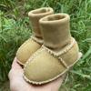 Venta directa al contado, zapatos de bebé de suela suave para otoño e invierno, de piel sintética, de felpa gruesa, cosidos a mano.
