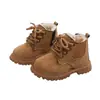 Novos estilos de outono e inverno de botas Martin infantis, com forro de fleece, design unissex, botinhas estilo britânico e botas de couro quentes e antiderrapantes para bebês.