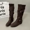 Botas de mujer de cuero suave con suela plana, con aumento interno de altura, botas altas plisadas con correa cruzada, botas altas adelgazantes para mujer