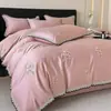 Conjunto de cama de quatro peças em renda de alta qualidade com uma sensação de luxo leve e sofisticada, capa de edredom bordada, lençol de baixo escovado e capa de edredom, adequado para todas as estações.