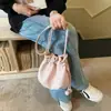 Bolso cubo único de cordón de nicho 2026 nuevo bolso cruzado versátil de moda para mujer bolso nube súper popular exquisito