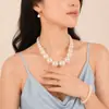 Conjunto de Três Peças Retro Exagerado de Pérolas Artificiais Grandes e Pequenas para Mulheres, Colar, Pulseira e Brincos, Acessórios de Banquete de Alto Padrão
