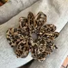 Goma de pelo scrunchie versátil con estampado de leopardo coreano fruncida para niñas con una simple coleta en la parte posterior de la cabeza Elástico para el pelo