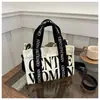 Bolsa Feminina de Lona Outono/Inverno 2025 Novo Modelo com Estampa de Letras em Contraste de Cores e Alça Colorida, para Ombro Casual, de Mão e Transversal