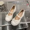 Zapatos de boca poco profunda de una sola pieza con resorte y otoño Hebilla de lazo de una palabra estilo francés nuevos 2026 zapatos Mary Jane para falda estilo suave