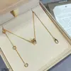 Colar Baojia Cintura Fina Versão Alta V Dourado Novo Modelo Pessoas Vermelhinhas Edição Beneficente Cerâmica Preto e Branco Grande Prata Espessa Banhada 18K Atacado