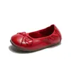 Zapatos de Ballet de Cuero Estilo Coreano para Niñas 2026 Estilo Primavera/Otoño Zapatos de Princesa con Lazo para Niñas Suela Plana Boca Poco Profunda Zapatos Individuales Versátiles