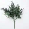 Manojo de enredaderas artificiales integradas de eucalipto y flor de camelia al por mayor para fabricantes transfronterizos, para colgar en la pared, decoración de pared verde y arreglos florales para vallas
