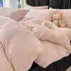 Conjunto de cama de quatro peças simples e elegante em veludo de leite branco-creme, com um design de veludo espesso e estampado, adequado para outono e inverno, incluindo uma capa de edredom e três outras peças