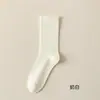 Calcetines de Verano Finos Antibacterianos 10A Color Blanco Leche para Mujer Absorbentes del Sudor Transpirables Resistentes al Olor Modernos Sin Costuras de Media Pantorrilla Postparto