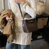 Nova Bolsa de Ombro de Pelúcia Estilo Cesto 2026 para Mulheres, Bolsa de Ombro Cruzada com Acabamento de Luxo, Bolsa Cesta Casual com Padrão de Lichia