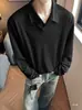 Camisa polo lisa texturizada de manga comprida para homens, top tipo camiseta casual para primavera e outono, corte solto com gola de lapela, adequada como peça de base