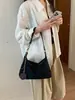 Diseño de nicho con un toque de alta gama, nuevo bolso cruzado de ante esmerilado estilo perezoso retro para el antebrazo, hombro o bandolera para mujer 2026
