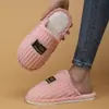 Nuevas zapatillas de felpa de algodón silenciosas para mujer para el hogar, transfronterizas, para otoño e invierno, zapatillas cálidas posparto, ajuste holgado, disponibles para dropshipping de pedidos pequeños