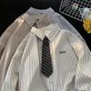 Nova Camisa Listrada Estilo Hong Kong Primavera e Outono 2024 Masculina com Bolso Casual Moda Versátil Jaqueta de Manga Longa