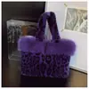 Bolsa pequena fofa estilo coreano com estampa de leopardo para mulheres, nova bolsa de pelúcia tipo balde fofa para outono e inverno, de ombro e de mão, moderna
