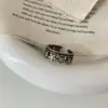 Anillo de apertura de mariposa y flor de alta gama con sensación retro para mujer, anillo para el dedo con temperamento de nicho, joyería al por mayor 2024