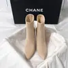 Botines impermeables de plataforma con tacón alto en color nude, un look moderno y elegante para 2026, con acabado de gamuza, tacón grueso, punta fina y efecto adelgazante