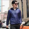 Nueva chaqueta ligera de algodón y seda para otoño e invierno para hombre, top corto casual de negocios con capucha y cuello alto, abrigo de algodón cálido para hombre