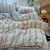 Conjunto Novo de Renda Bordada em Algodão Puro Fresco e Simples de Quatro Peças Nova Cor Jacquard Tecido em Renda Floral Capa de Edredom Lençol de Cama Conjunto de Sacola de Presente~