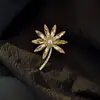 Broche de Flor de Cristal Súper Brillante de Alta Gama para Mujer, Elegante, Elegante y Versátil Corsage, Accesorios de Pin para Traje de Lujo Accesible