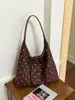 Bolso casual de lunares para mujer 2025 modelo nuevo gran capacidad bolso de hombro para ir al trabajo bolso de axila bolso de mano color liso modelo nuevo